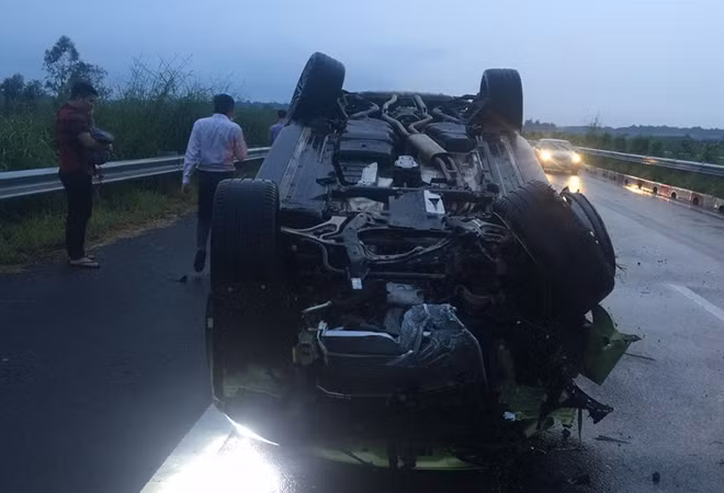 Chiếc ô tô hiệu Porsche lật "chổng vó" trên cao tốc Long Thành
