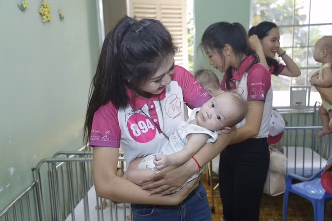Các nữ sinh thăm, trò chuyện cùng các em nhỏ