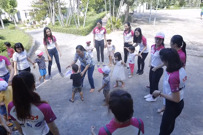 Các thí sinh vui đùa cùng với các em