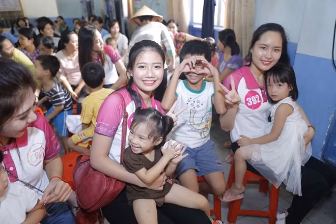 Gương mặt rạng rỡ của các em khi được các thí sinh đến thăm