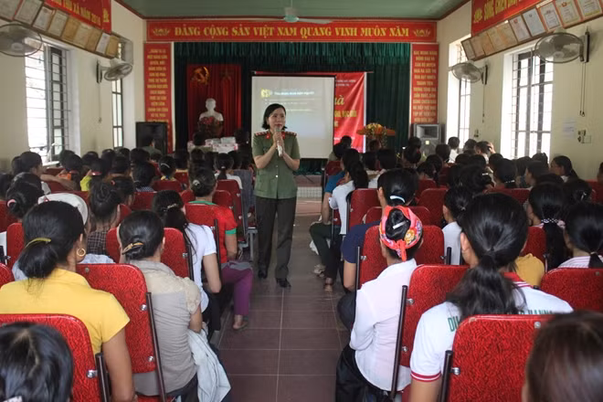 Đoàn thanh niên Hội phụ nữ, Khối XDLL Công an tỉnh tổ chức tuyên truyền phổ biến giáo dục pháp luật cho chị em xã Hạnh Dịch