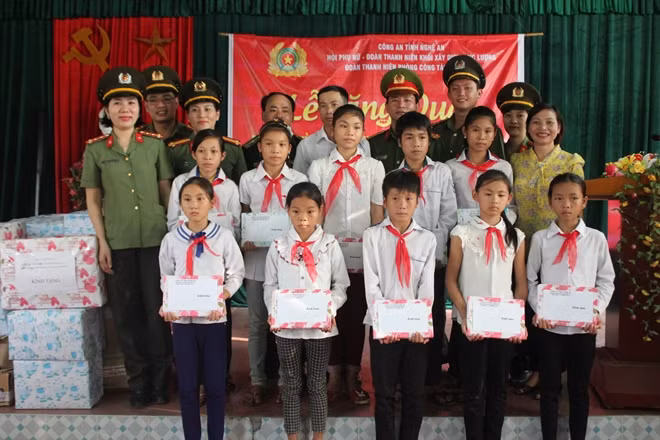 20 suất học bổng mỗi suất trị giá được trao tận tay 10 em học sinh nghèo vượt khó.