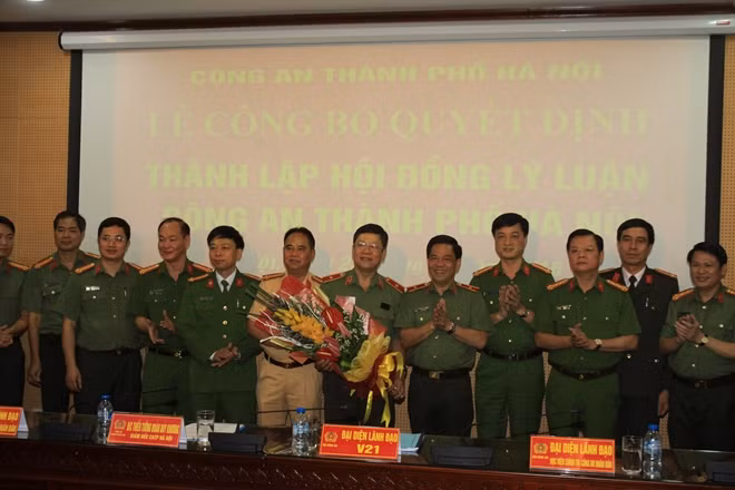 Thiếu tướng Đoàn Duy Khương tặng hoa chúc mừng Hội đồng lý luận Công an TP trong lễ ra mắt