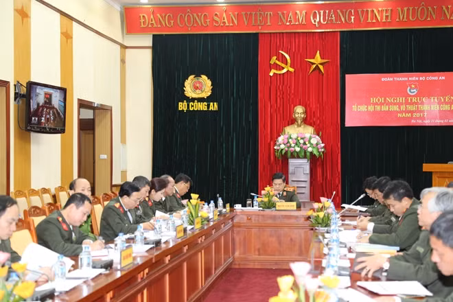 Trung tướng Nguyễn Xuân Mười, Phó Tổng cục trưởng Tổng cục Chính trị CAND chủ trì cuộc họp