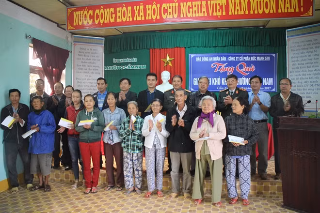 Đoàn công tác Xã hội từ thiện Báo Công an nhân dân cùng nhà tài trợ và các đại biểu trao quà cho gia đình chính sách, hộ khó khăn phường Cẩm Nam, TP Hội An, tỉnh Quảng Nam
