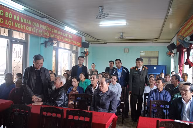 Thăm hỏi bà con gia đình chính sách, gia đình khó khăn phường Cẩm Nam.