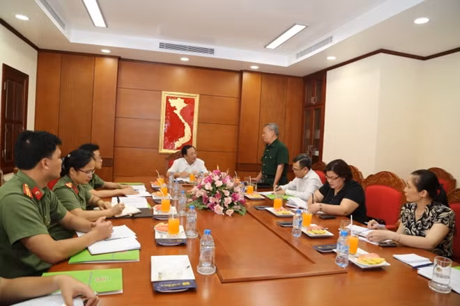 Đồng chí Cù Văn Phiên, Phó Chủ tịch Thường trực Hội cựu TNXP Việt Nam phát biểu tại cuộc gặp