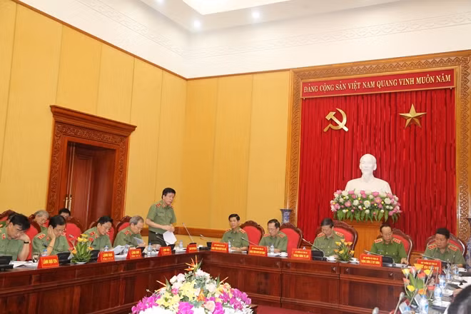 Trung tướng Nguyễn Danh Cộng, Chánh Văn phòng Bộ Công an trình bày báo cáo tóm tắt kết quả công tác Công an tháng 4 năm 2017