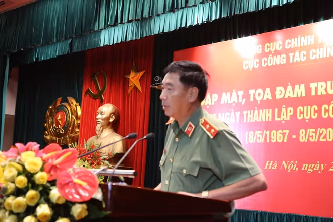 Trung tướng Lê Văn Đệ phát biểu tại buổi gặp mặt