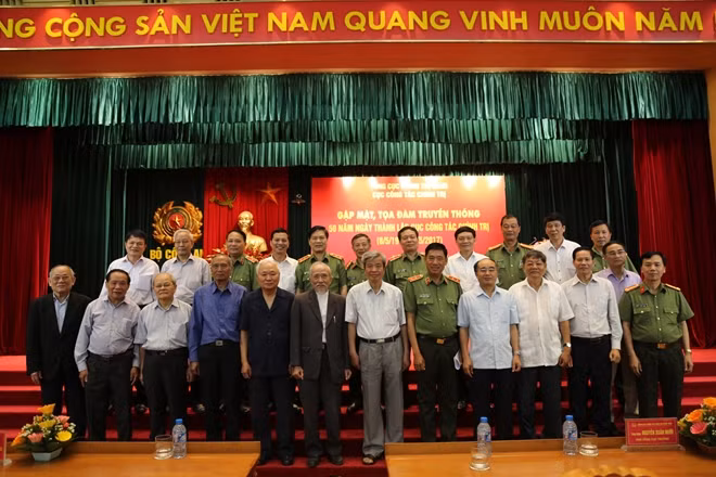 Lãnh đạo Tổng cục Chính trị CAND chụp ảnh lưu niệm với các thế hệ lãnh đạo, cán bộ, chiến sỹ Cục Công tác chính trị qua các thời kỳ