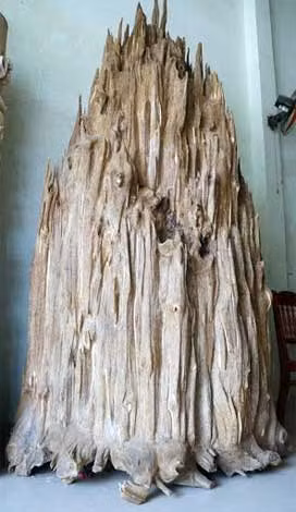 Ngoài cặp rồng bằng trầm hương ra, tại cơ sở của ông Lương còn có hàng chục khúc trầm ghép rất tinh xảo, bắt mắt giá nửa tỷ đồng