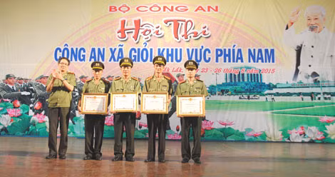 Các cá nhâ và tập thể nhận Bằng khen của Bộ trưởng Bộ Công an vì có thành tích xuất sắc trong công tác phục vụ Hội thi.
