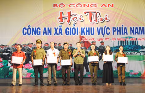 Ban tổ chức trao giải Nhất, Nhì, Ba và Khuyến khích cho các đội.
