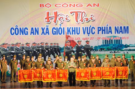 Ban tổ chức trao giải Nhất, Nhì, Ba và Khuyến khích cho các đội.