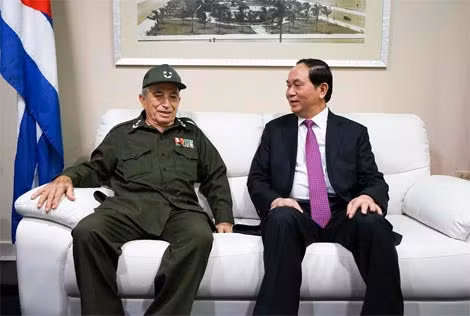 Trung tướng Carlos Fernandez Gondin, Thứ trưởng Thứ nhất Bộ Nội vụ Cuba đón Bộ trưởng Trần Đại Quang tại sân bay quốc tế José Marti.
