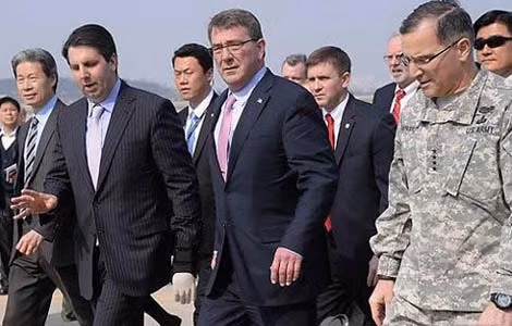 Bộ trưởng Quốc phòng Mỹ Ashton Carter (thứ 2 từ phải sang) đến thăm căn cứ quân sự Osan (phía Nam Seoul) ngày 9/4/2015. Ảnh: Yonhap News
