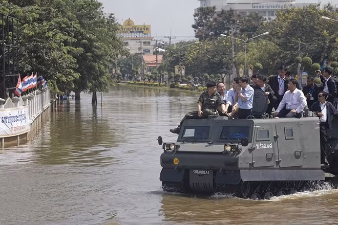Thủ tướng Thái Lan Abhisit Vejjajiva và quân đội sử dụng loại phương tiện này khi tham gia cứu hộ trong đợt lụt khủng khiếp của nước này vào năm 2010.