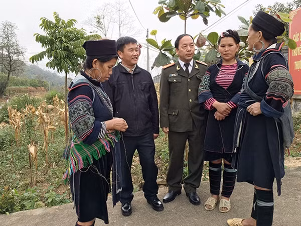 Trung tá Giàng A Cháng (người thứ 2 từ trái qua) cùng lãnh đạo Công an huyện Tam Đường trò chuyện với người dân xã Sơn Bình.