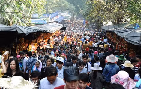 Dòng người ngộp thở chen chân ở lễ hội chùa Hương 2016.