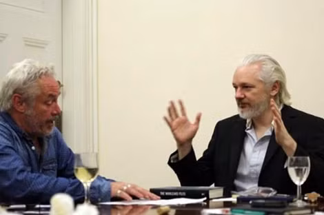 Người sáng lập WikiLeaks Julian Assange (phải) trả lời phỏng vấn PV Tạp chí Der Spiegel.