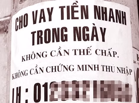 Quảng cáo cho vay tiền bằng nhiều hình thức được dán nhan nhản khắp nơi.