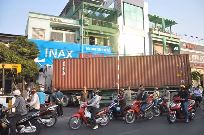 Xe đầu kéo nằm chắn ngang đường