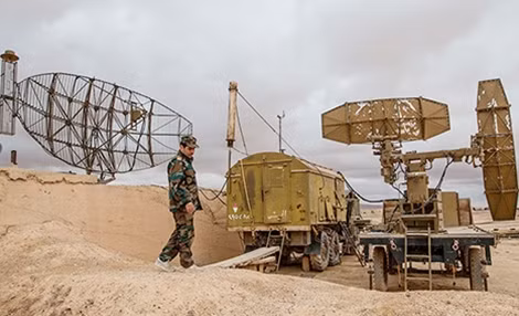 Một sĩ quan quân đội Syria đang kiểm tra hệ thống Radar phòng không ở tỉnh Homs.