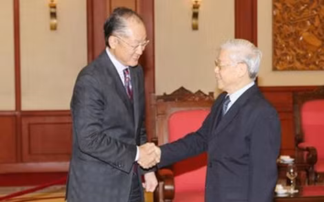 Tổng Bí thư Nguyễn Phú Trọng tiếp ông Jim Yong Kim, Chủ tịch Ngân hàng Thế giới (WB) (phải) đang thăm và làm việc tại Việt Nam. (Ảnh: TTXVN).