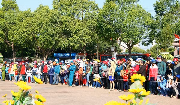 Đông đảo người thân, bạn bè đến tiễn các tân binh.