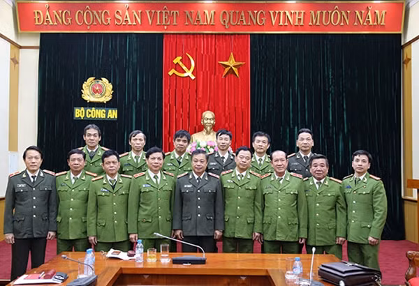 Các đại biểu tham dự buổi làm việc.
