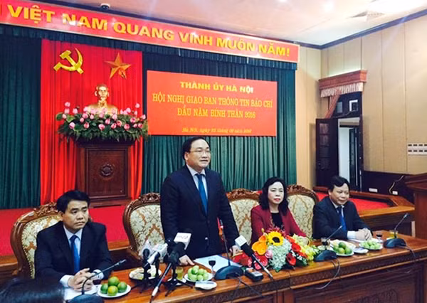 Đồng chí Hoàng Trung Hải, Uỷ viên Bộ Chính trị, Bí thư Thành uỷ Hà Nội phát biểu trong buổi giao ban báo chí.