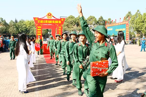 Những tân binh hăng hái lên đường nhập ngũ.