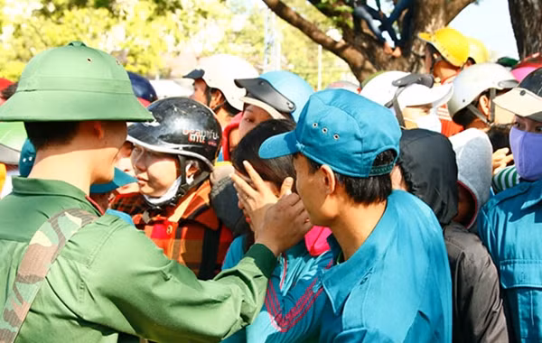 Và những giọt nước mắt bịn rịn chia tay.