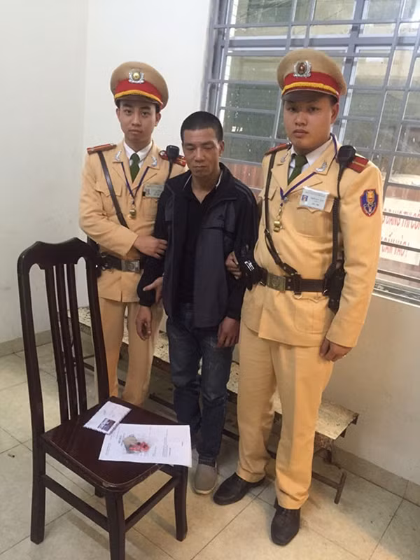 Đối tượng Ngô Quang Hòa và số ma túy tang vật.
