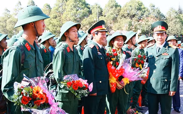 Đại diện chính quyền địa phương tặng hoa và quà động viên các tân binh lên đường nhập ngũ.