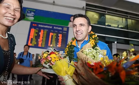 HLV Bruno, người đã hiện thực hoá giấc mơ World Cup cho futsal Việt Nam nhận hoa từ một khán giả lớn tuổi đến sân bay chúc mừng ông.