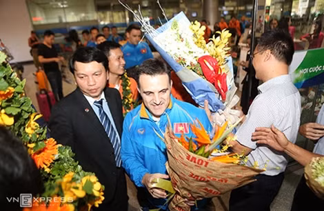 Hoa ngập trong ngày thầy trò ông Bruno trở về.