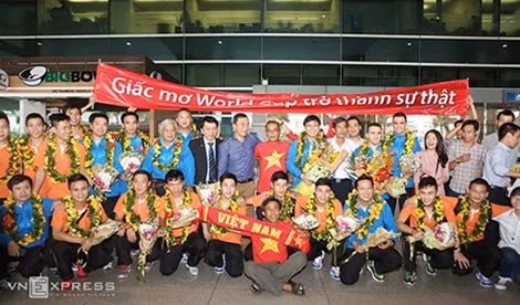 "Giấc mơ World Cup đã thành sự thật"-đó là khẩu hiệu mà các CĐV mang đến khi đón đội. Lần đầu tiên trong lịch sử, Việt Nam được tham dự một kỳ World Cup ở môn bóng.