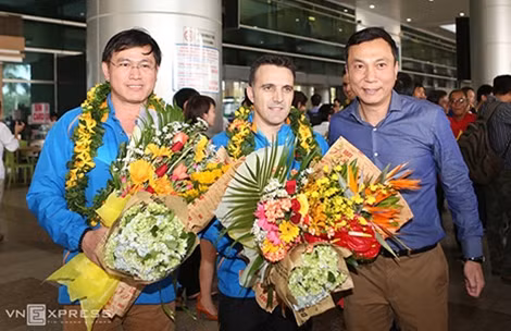 Phó chủ tích VFF Trần Quốc Tuấn có mặt tại sân bay đón và gửi hoa chúc mừng toàn đoàn.