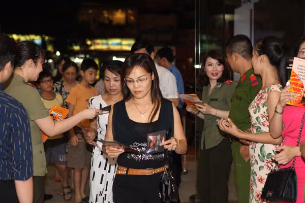 Đông đảo khán giả đến dự lễ khai mạc. Ảnh: Thiện Hoàng.