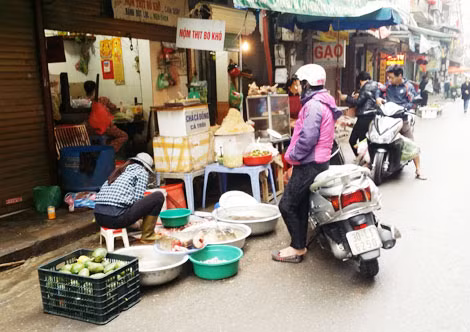 Sáng mồng 4 Tết, nhiều chợ ở Hà Nội đã bán hàng trở lại. (Ảnh chụp tại chợ Vĩnh Hồ, quận Đống Đa).