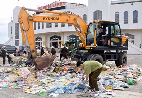 Tiêu hủy hàng giả, hàng cấm trước sự chứng kiến của các cơ quan chức năng và nhân dân địa phương.
