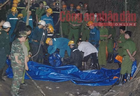 Sau 4 ngày khẩn trương, liên tục lực lượng cứu hộ đã tìm được một nạn nhân. Ảnh: Trần Huy.