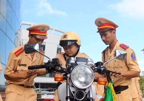 Chú bé binh nhì CSGT Đỗ Tuấn Dũng lần đầu tiên thực hiện chuyến công tác đặc biệt TTKS cùng các chiến sĩ CSGT Công an TP. Đà Nẵng.