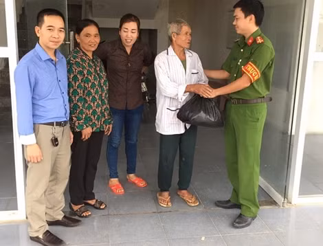 Công an giúp cụ ông đi lạc gần 30 km về nhà