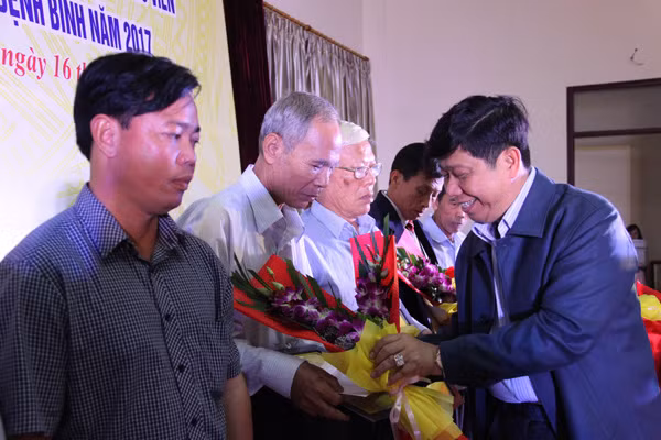 Ông Nguyễn Văn Hùng tặng xe lăn cho các thương, bệnh binh.