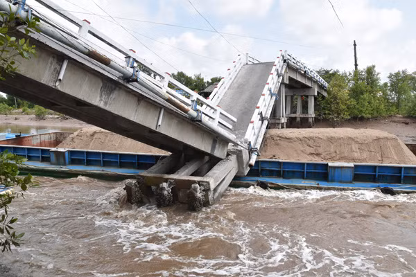 Cầu Khe Bượm ở Hà Tĩnh bị sập.