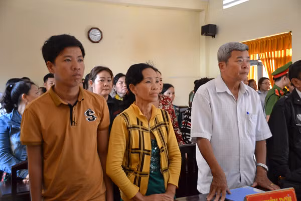 TAND tỉnh Kiên Giang, tuyên buộc đại lý vé số Triều Phát trả cho bà Tuyết (giữa) số tiền 1,344 tỷ đồng. TAND tỉnh Kiên Giang, tuyên buộc đại lý vé số Triều Phát trả cho bà Tuyết (giữa) số tiền 1,344 tỷ đồng.