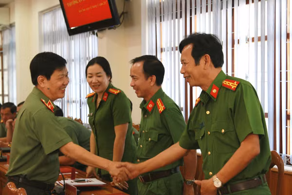 Thứ trưởng Nguyễn Văn Sơn thăm hỏi, động viên cán bộ, chiến sỹ tại buổi làm việc. Thứ trưởng Nguyễn Văn Sơn thăm hỏi, động viên cán bộ, chiến sỹ tại buổi làm việc.