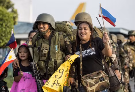 Người dân Philippines vui mừng trở về nhà sau khi Marawi sạch bóng khủng bố. Ảnh: AP.
